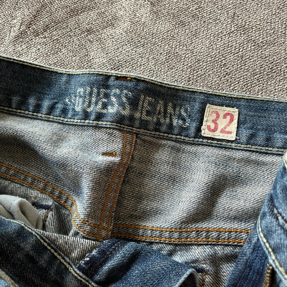 Guess Men’s Regular Straight Jeans - Slightly Distressed Wash - Picture 4 of 10